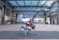 苏黎世联邦理工学院开发四足机器人 可与人类对打羽毛球